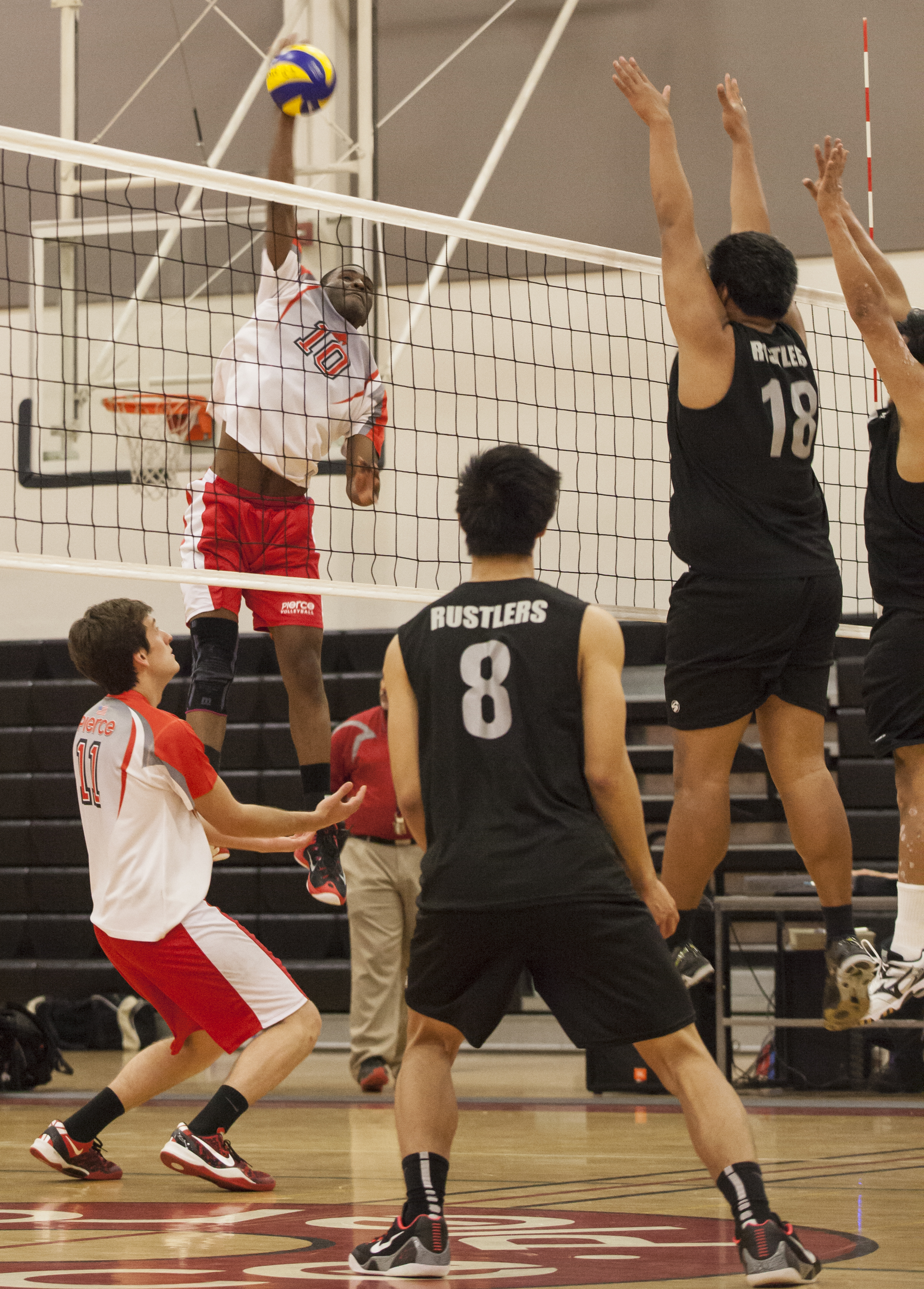 Men’s volleyball defeats rivals at home