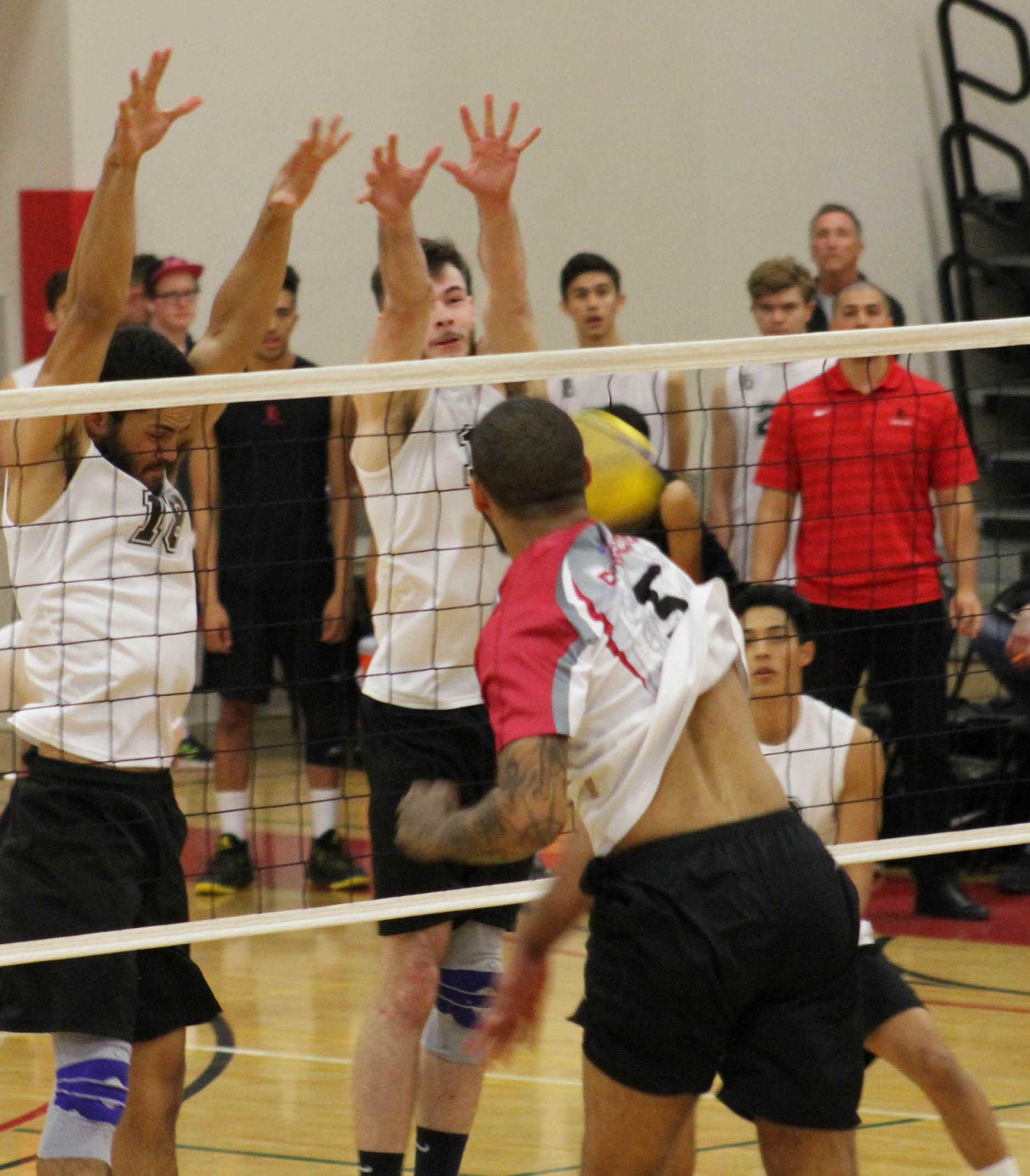 Men’s volleyball lose in five sets