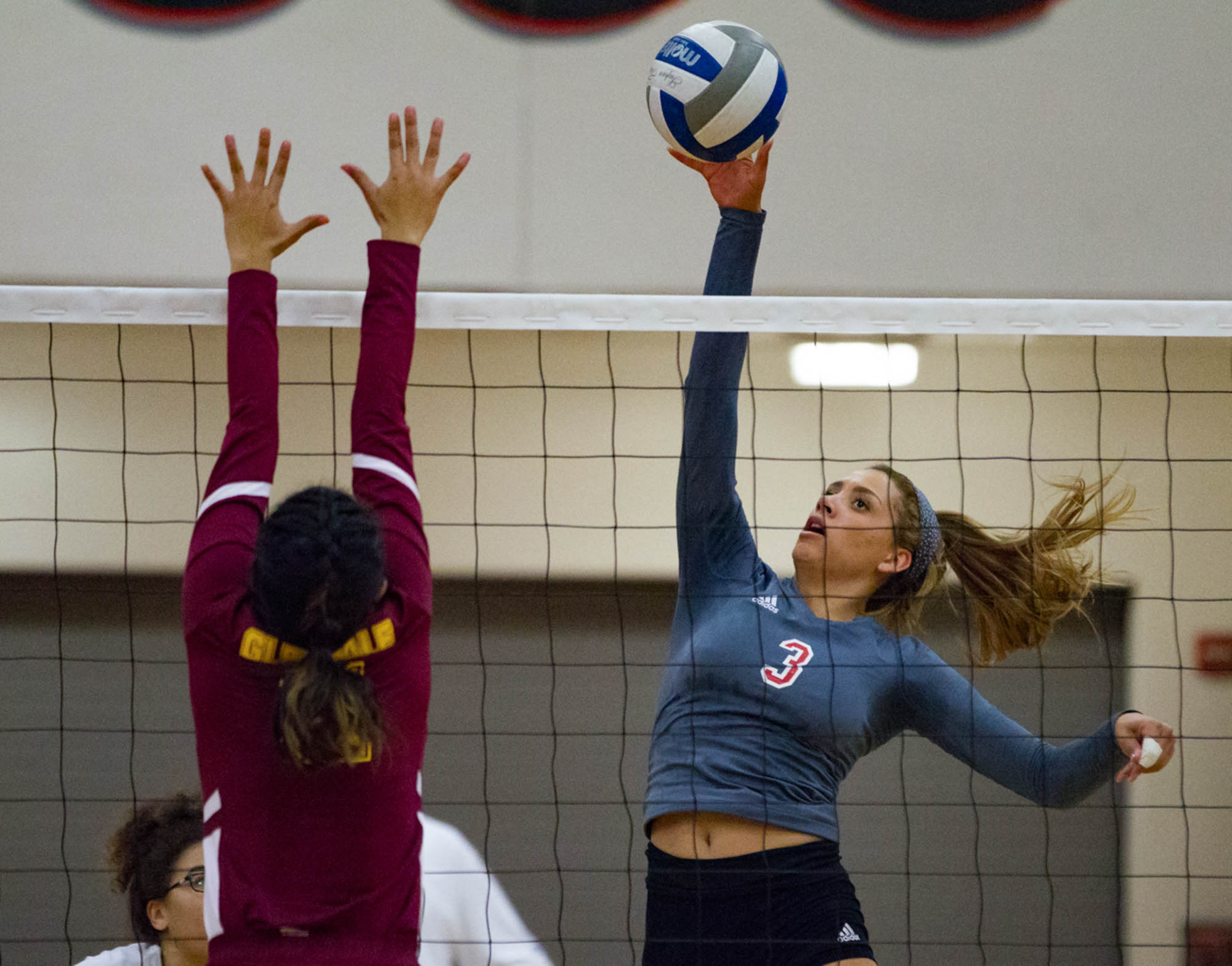 Women’s volleyball dominates in straight sets