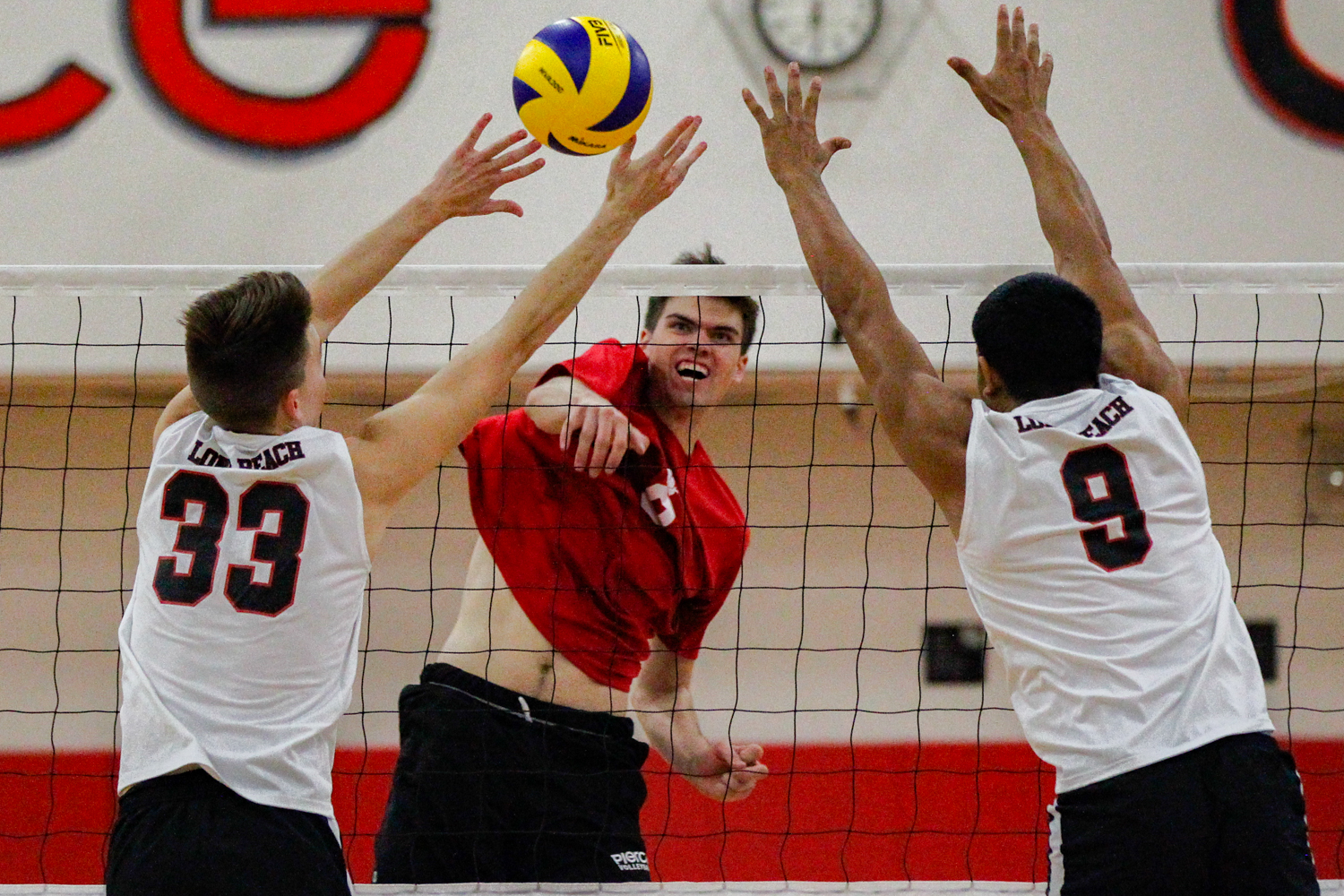 Men’s volleyball unable to stop undefeated Vikings