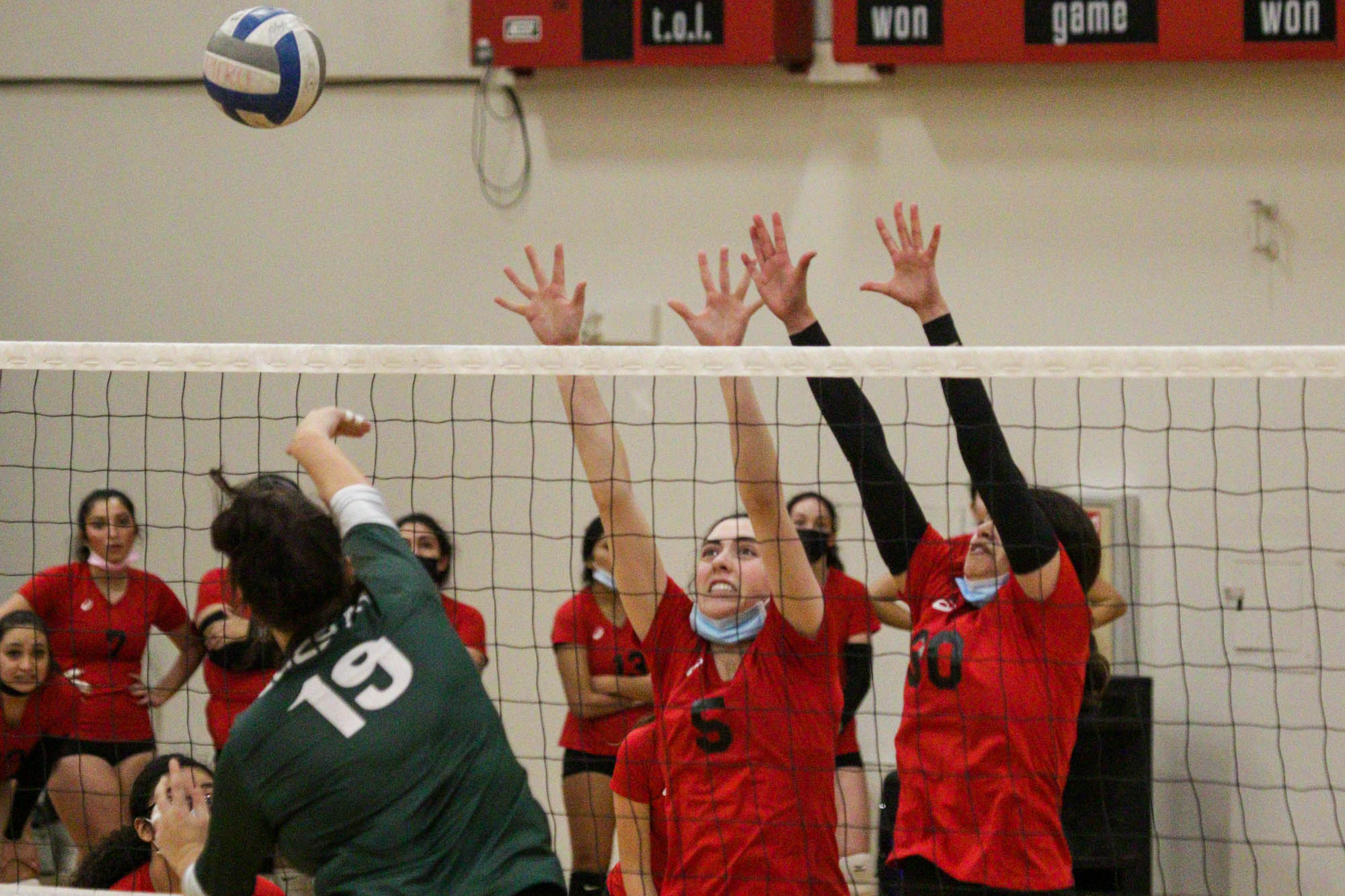 Women’s volleyball drops game