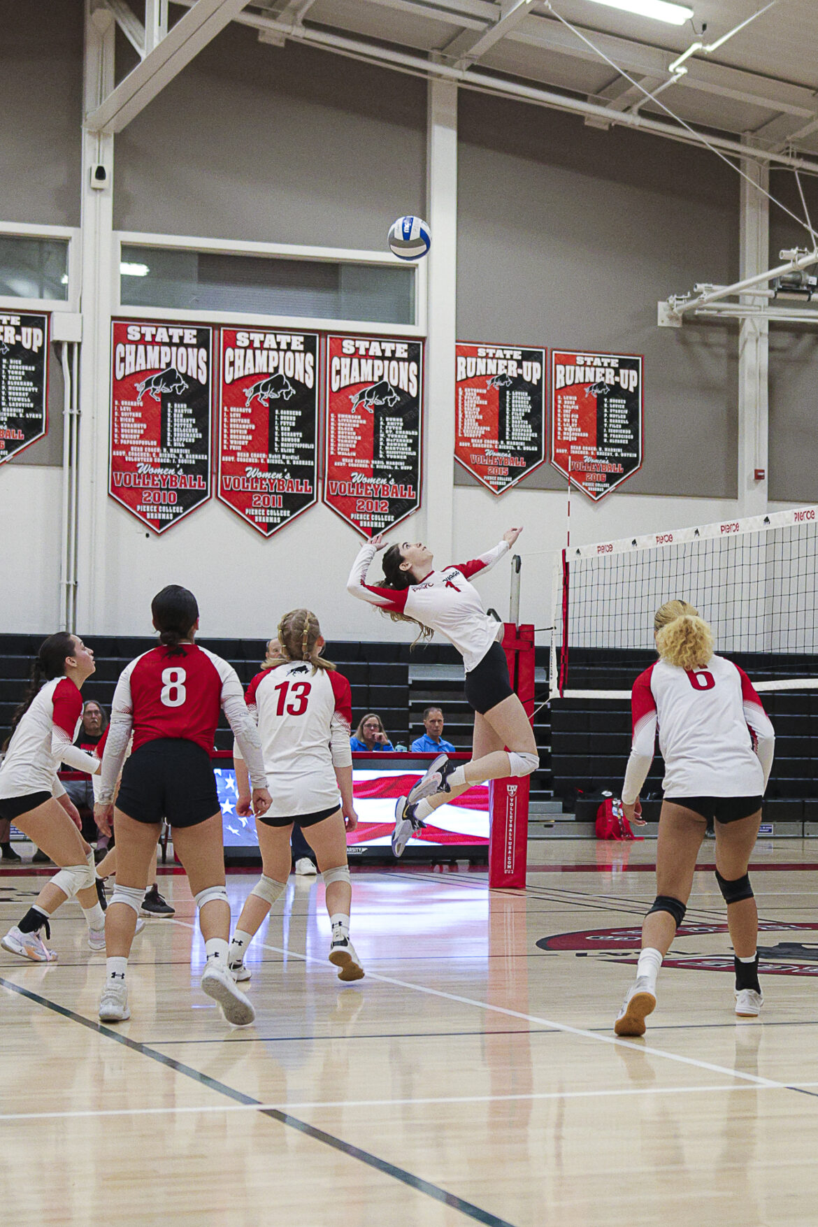 Women’s volleyball loses match against Bulldogs