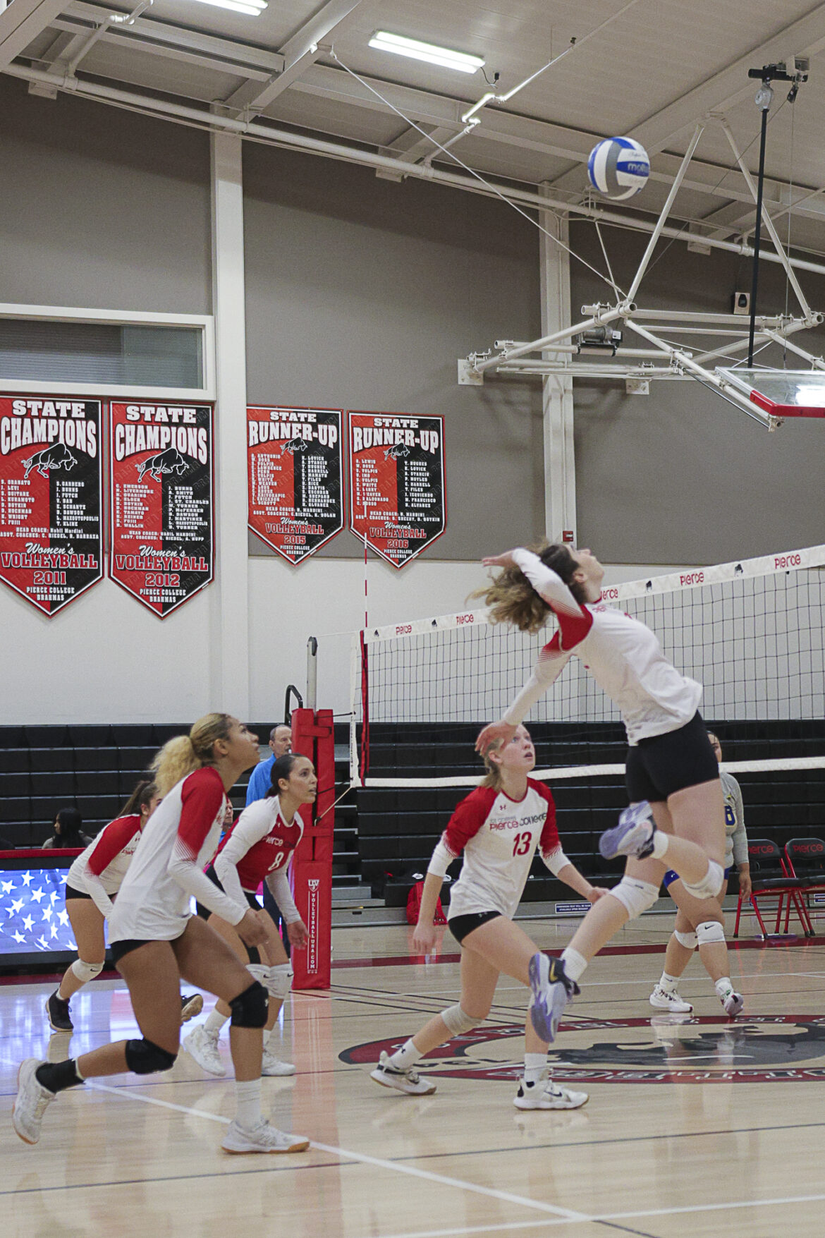 Women’s volleyball loses match against Bulldogs