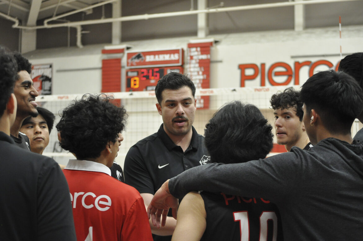 Men’s volleyball falls to Corsairs in four sets